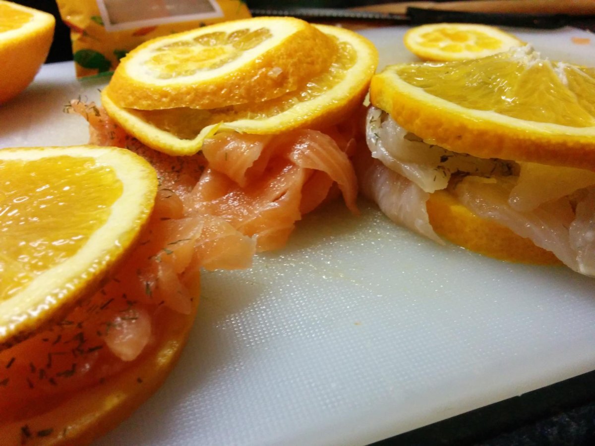 FILETTI DI SALMONE E BRANZINO ALL'ARANCIA COTTI A VAPORE