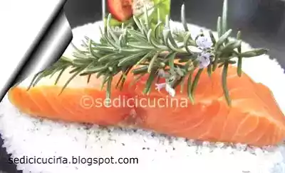 Filetti di salmone in crosta di sale alle erbe