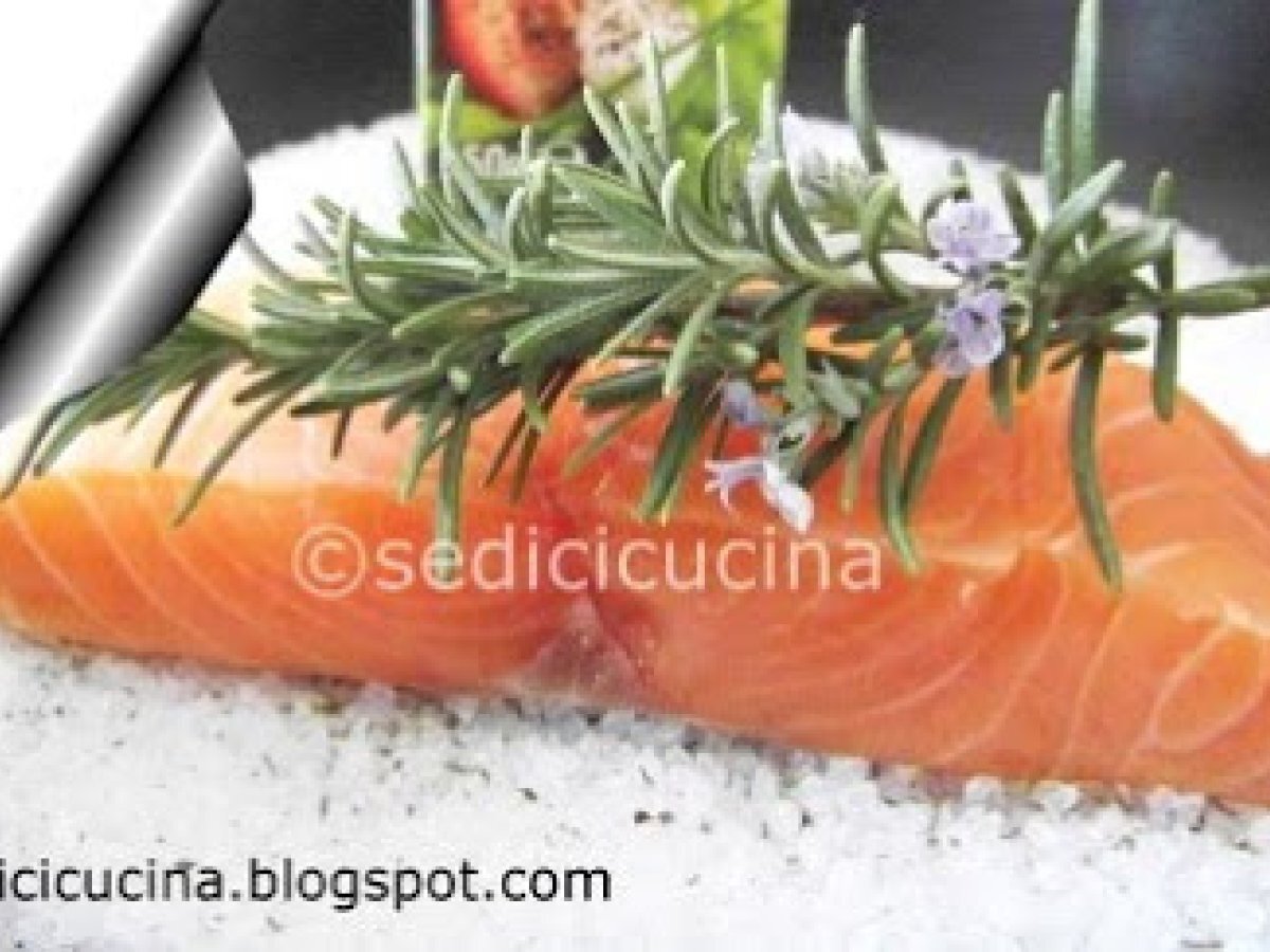 Filetti di salmone in crosta di sale alle erbe