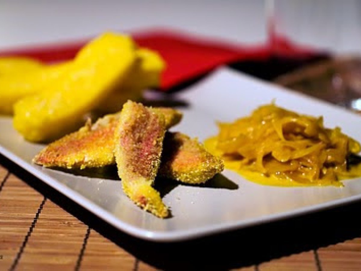 Filetti di triglia impanati con cipolle allo zafferano