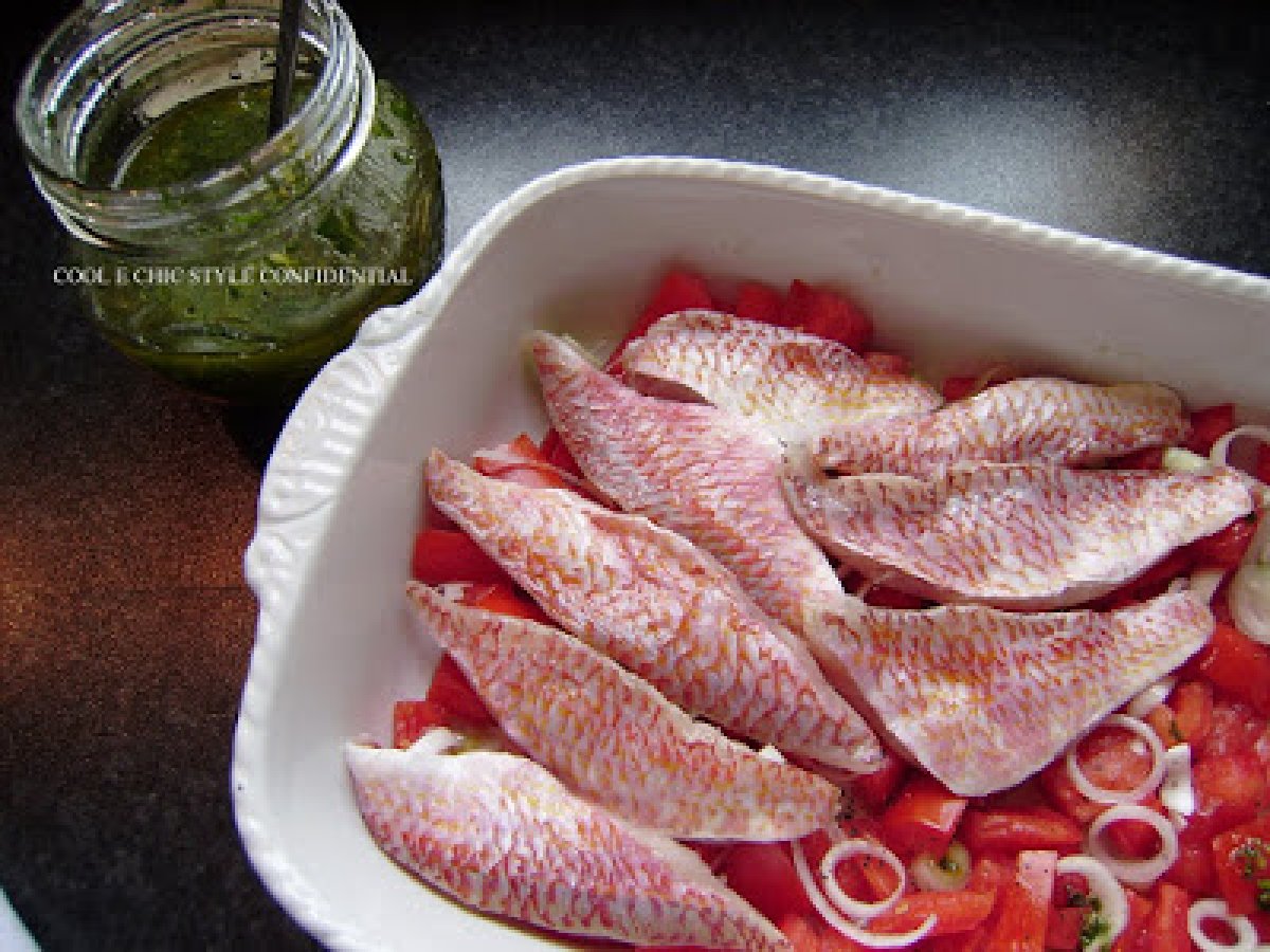 Filetti di triglia su un letto di verdure fresche