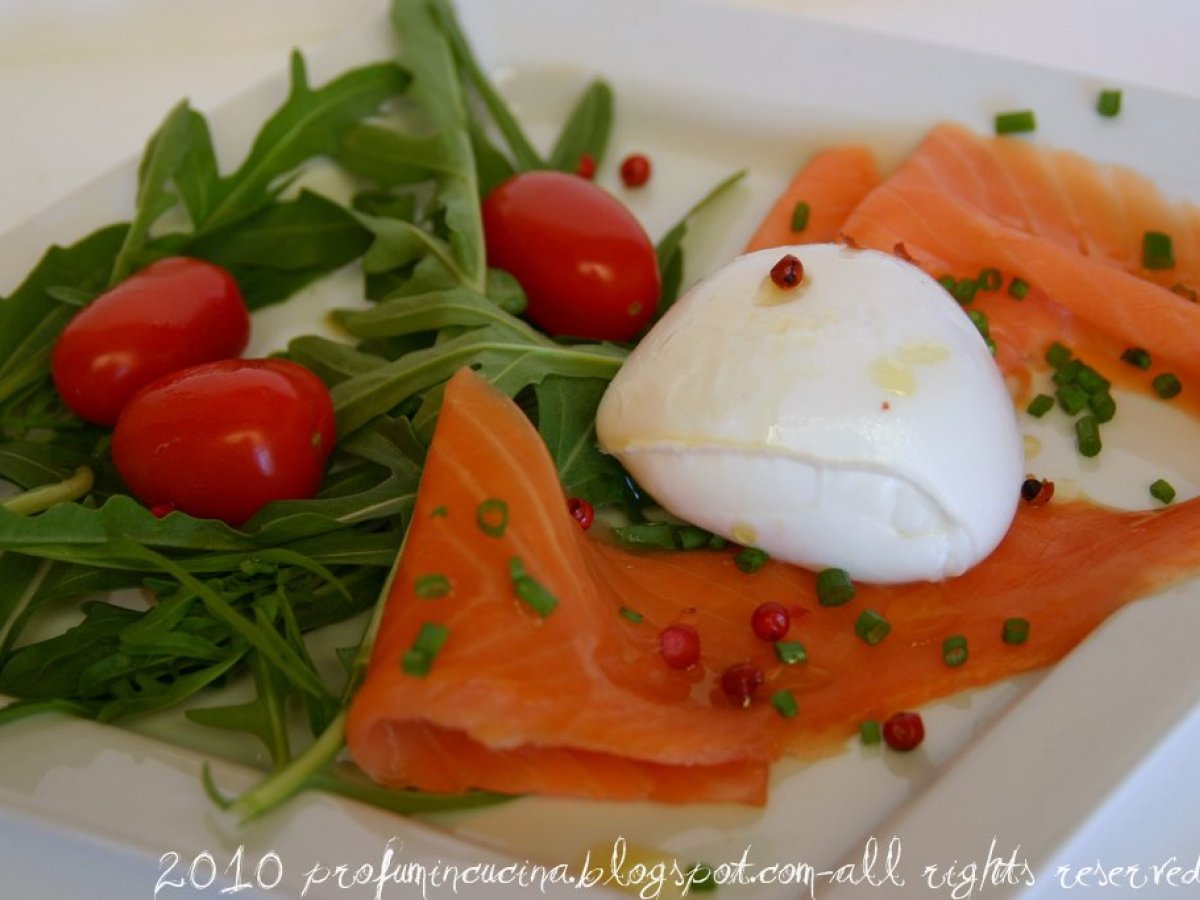 Filetti di trota salmonata, rucola e mozzarella di bufala campana
