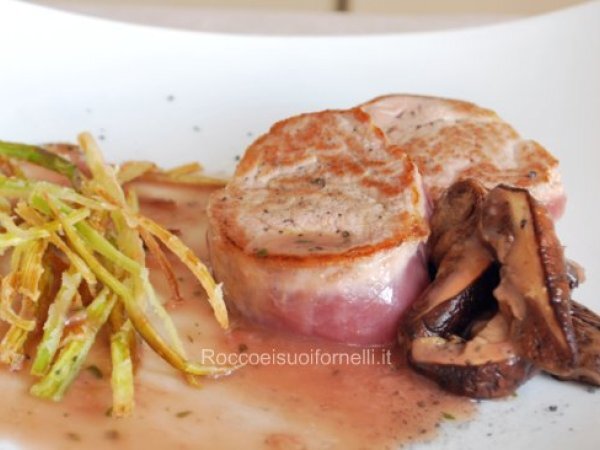 Filetto con porcini e porro croccante