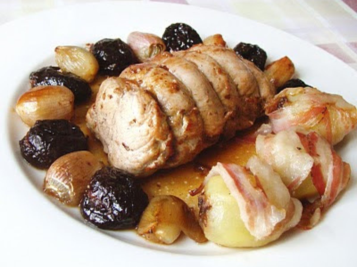 Filetto di maiale con prugne farcite e patate in camicia