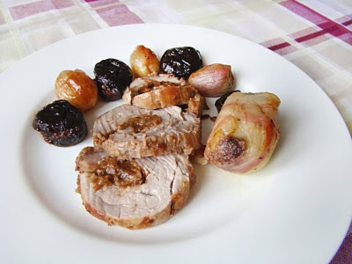 Filetto di maiale con prugne farcite e patate in camicia - foto 2