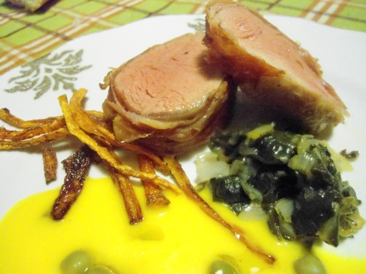 FILETTO DI MAIALE IN SALSA DI CAROTE, CON CAROTE FRITTE, PISELLI E BIETE BRASATE.