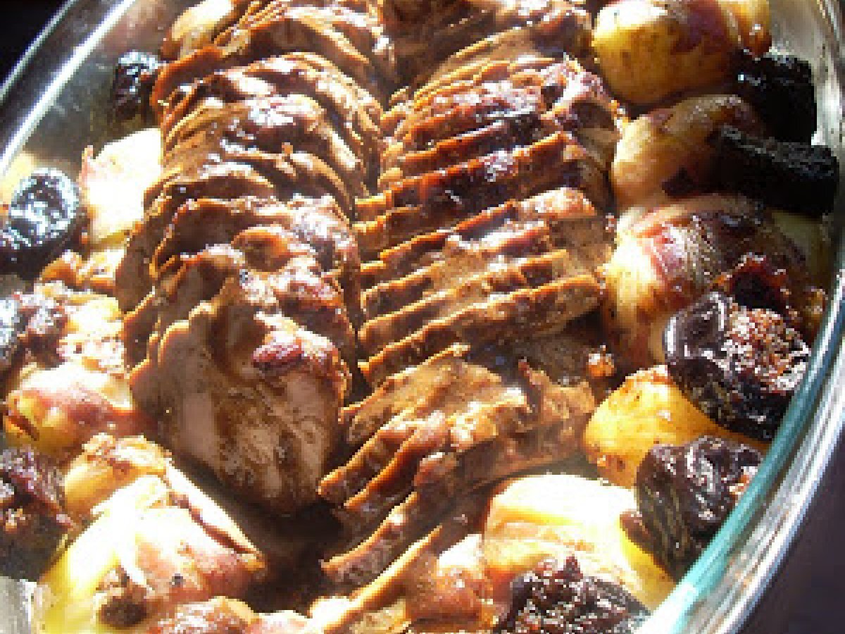 Filetto di maiale prugne e patate in camicia