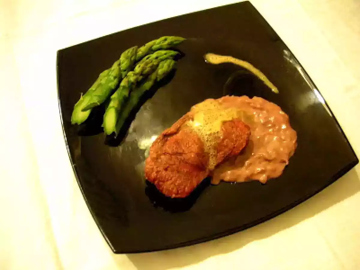 Filetto di manzo alla griglia con spuma di caffè, crema di porto e asparagi croccanti