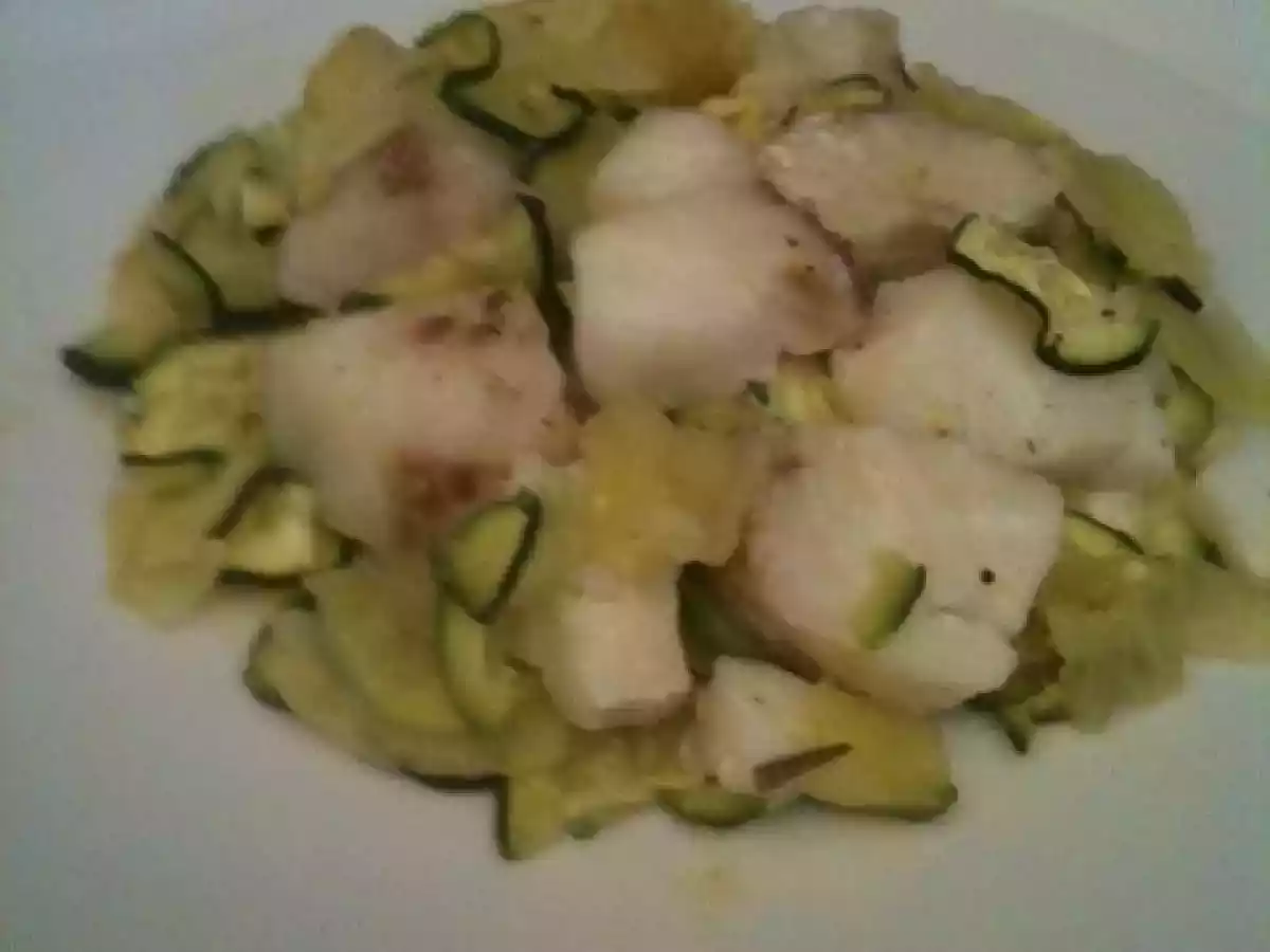 Filetto di merluzzo su un letto di patate e zucchine