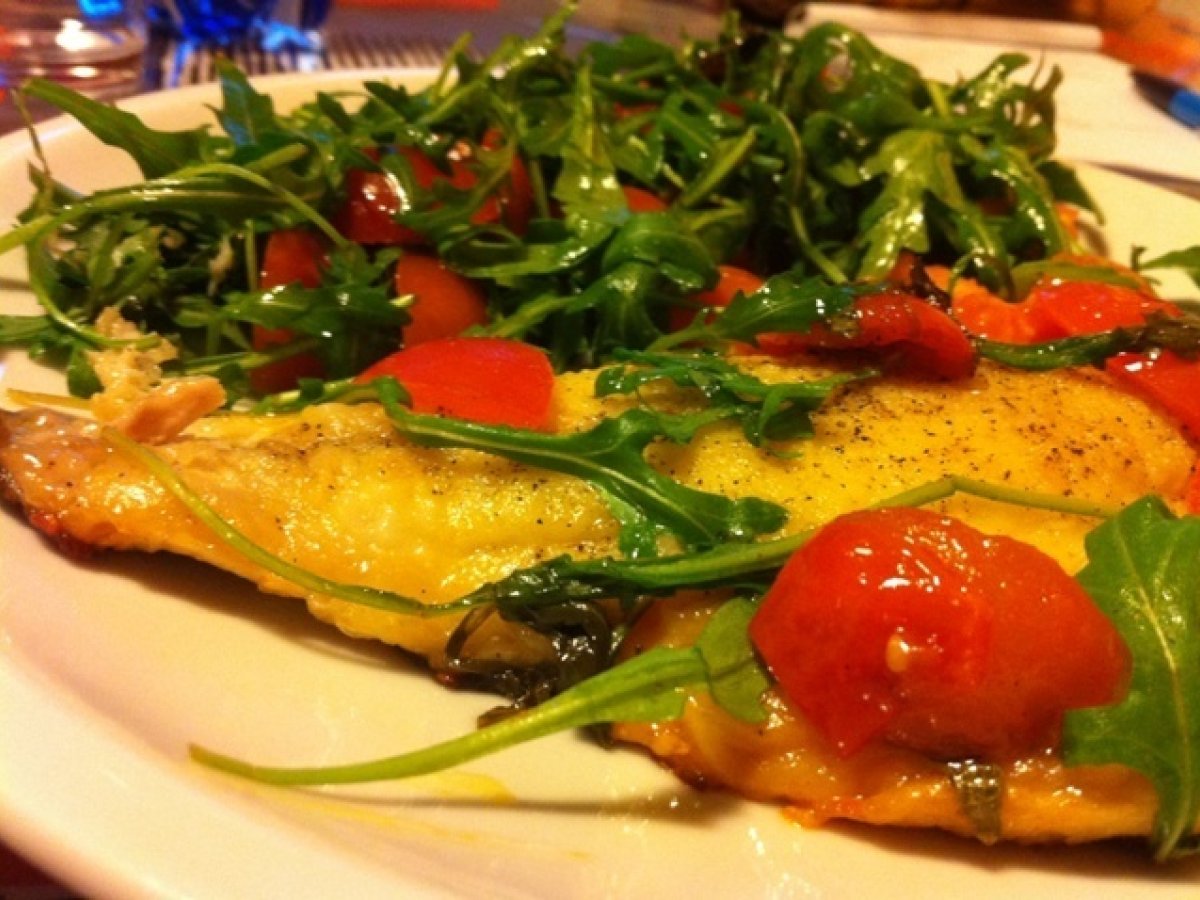 Filetto di orata con rucola e pomodorini