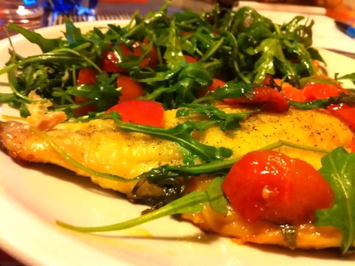 Filetto di orata con rucola e pomodorini
