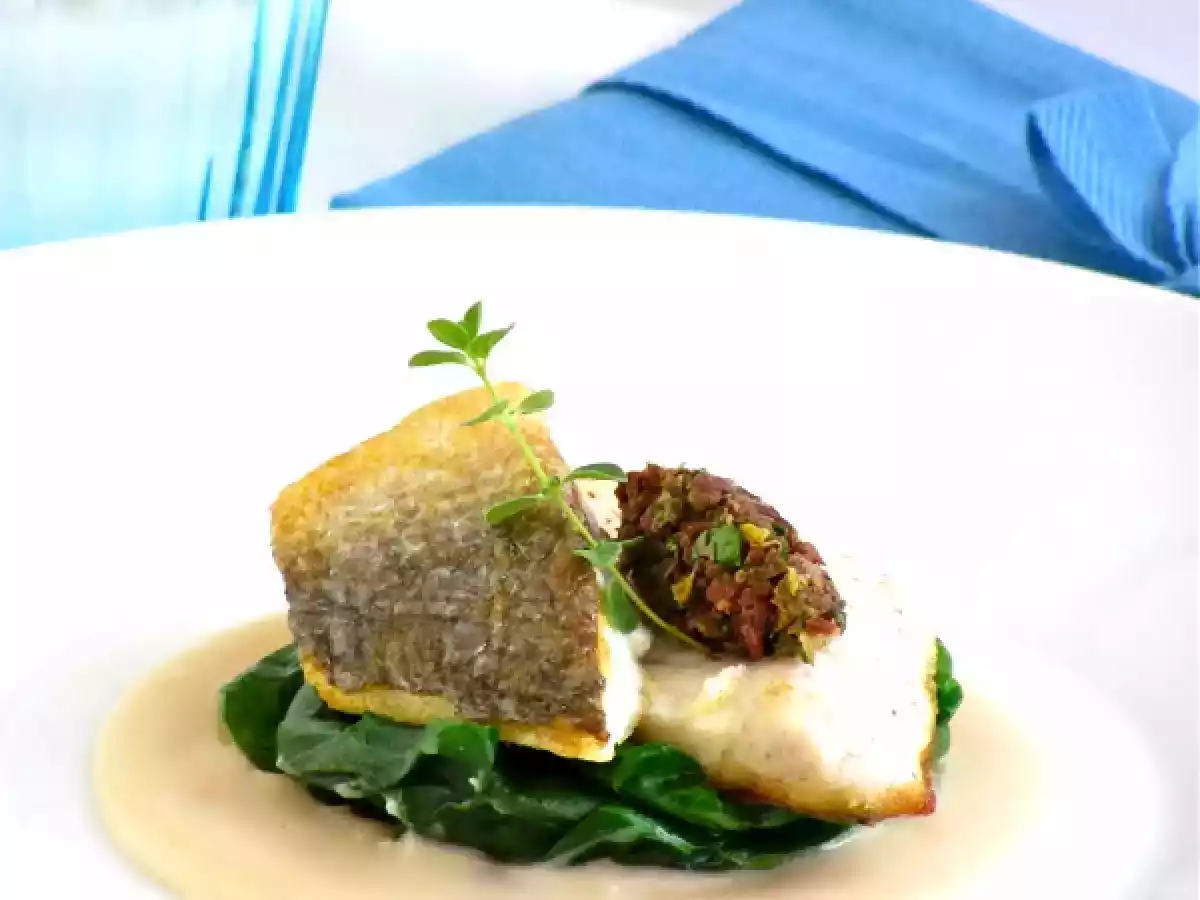 Filetto di orata con salsa di grissini, capperi e olive