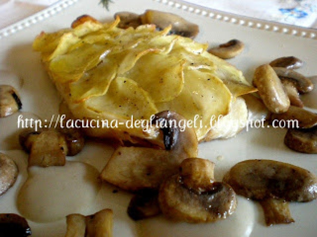 Filetto di persico in crosta di patate con salsa ai funghi champignon