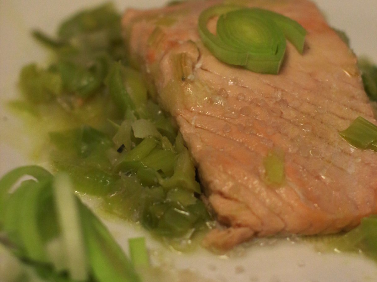 Filetto di salmone ai porri e sale rosa dell'Himalaya