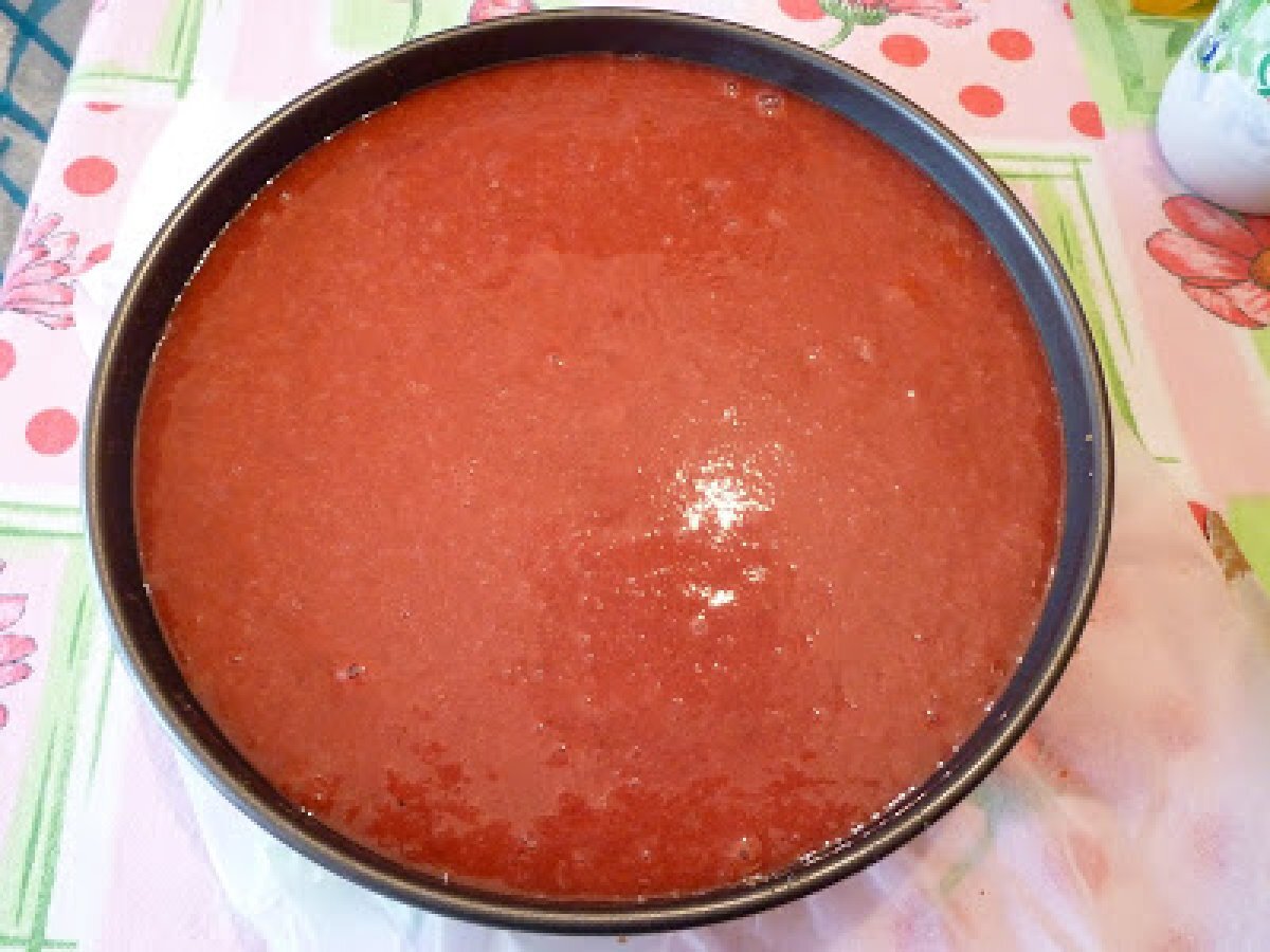 FINTA CHEESE CAKE CON MOUSSE DI CIOCCOLATO E GELATINA DI FRAGOLE - foto 3