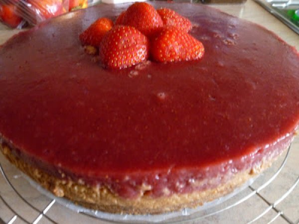 FINTA CHEESE CAKE CON MOUSSE DI CIOCCOLATO E GELATINA DI FRAGOLE