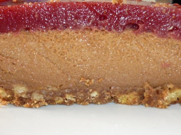 FINTA CHEESE CAKE CON MOUSSE DI CIOCCOLATO E GELATINA DI FRAGOLE - foto 2