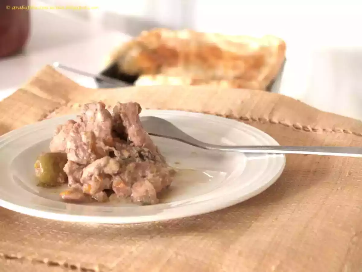 Finto coniglio alla cacciatora araba agrodolce in crosta di sfoglia