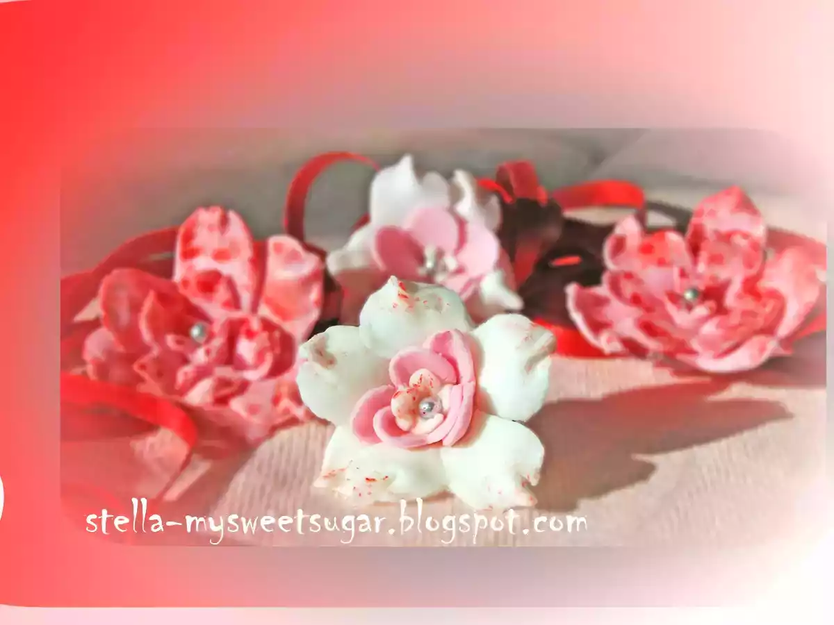 Fiori con i cuori in pasta di zucchero
