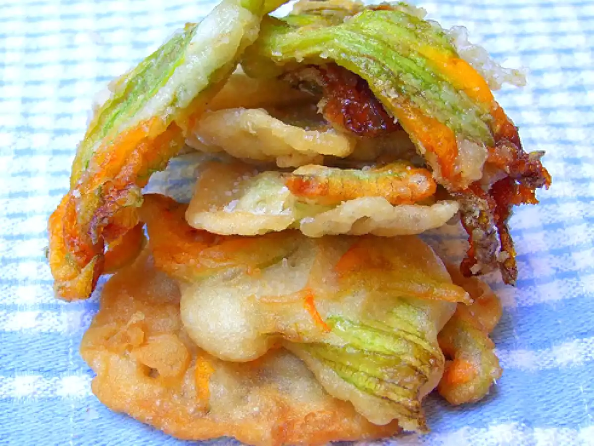 Fiori di zucca fritti semplici e con mozzarella e acciughe