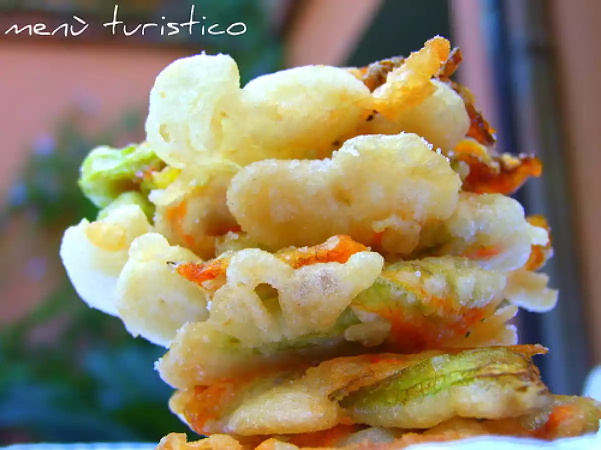 Fiori di zucca fritti semplici e con mozzarella e acciughe - foto 2