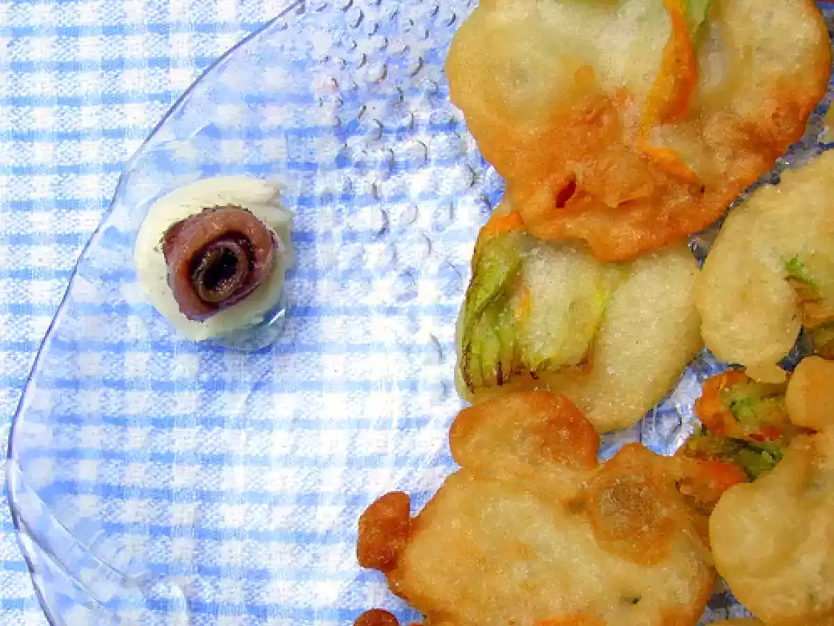 Fiori di zucca fritti semplici e con mozzarella e acciughe - foto 3