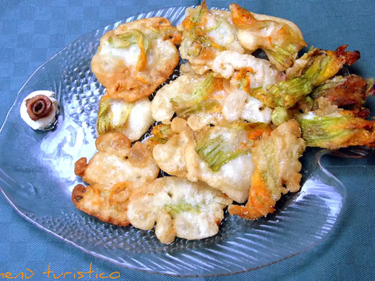 Fiori di zucca fritti semplici e con mozzarella e acciughe - foto 4