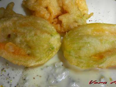 Fiori di Zucca in pastella Fritte con Salsa di Gorgonzola