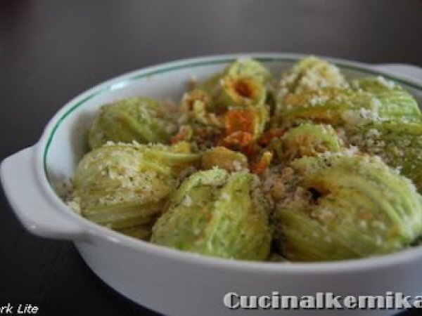 Fiori di zucca ripieni con uova di quaglia