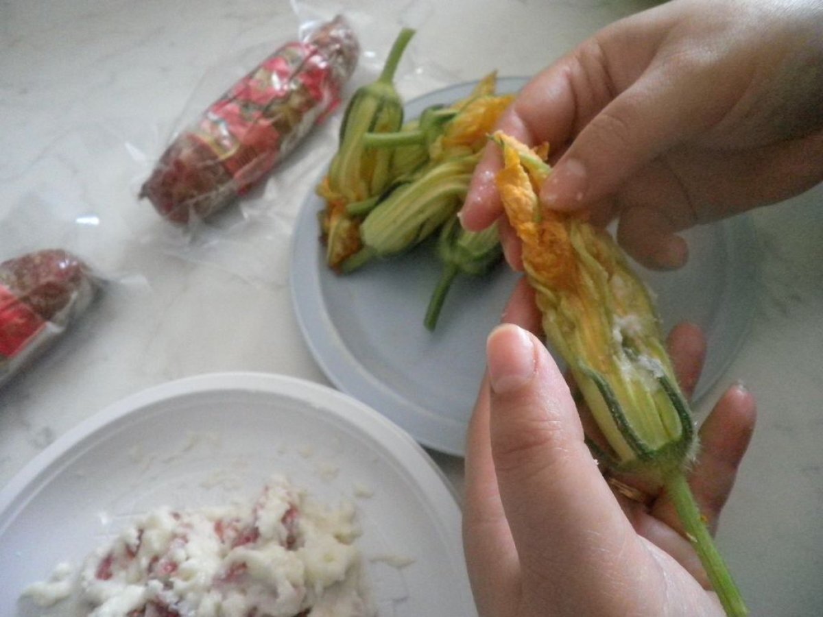 Fiori di Zucca ripieni di stracchino e Salamino - foto 4