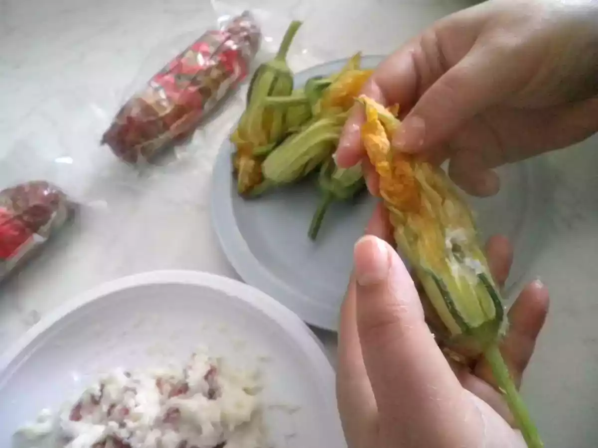 Fiori di Zucca ripieni di stracchino e Salamino - foto 4