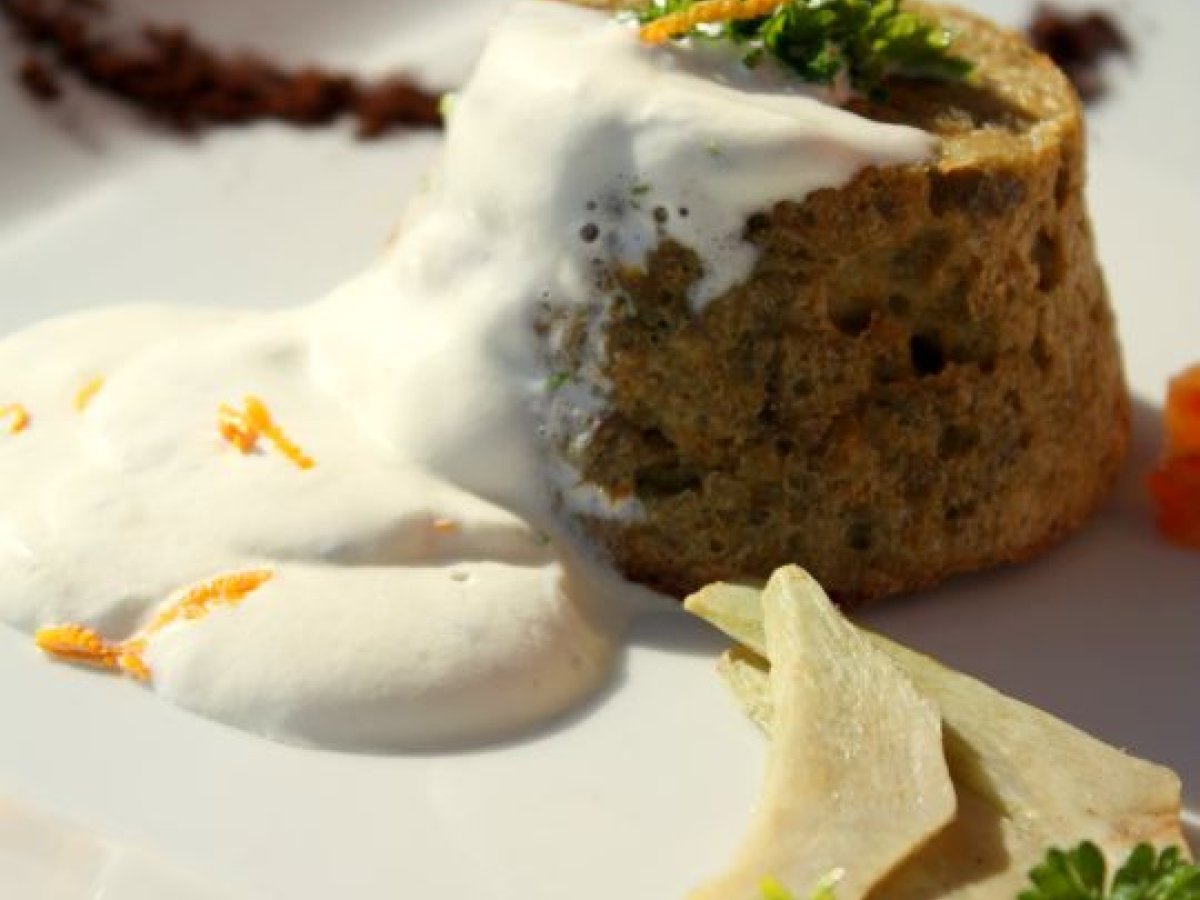 Flan di carciofi con salsa allo yogurt greco, arancia e polvere di caffè