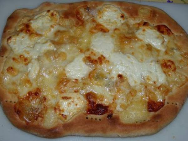 Focaccia ai quattro formaggi e lardo