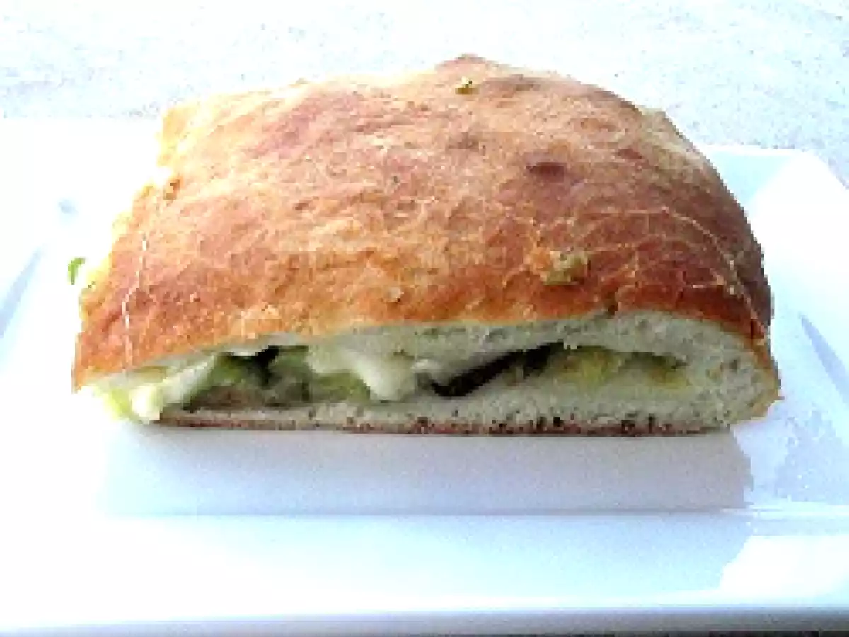 Focaccia alla mozzarella, zucchine e pesto