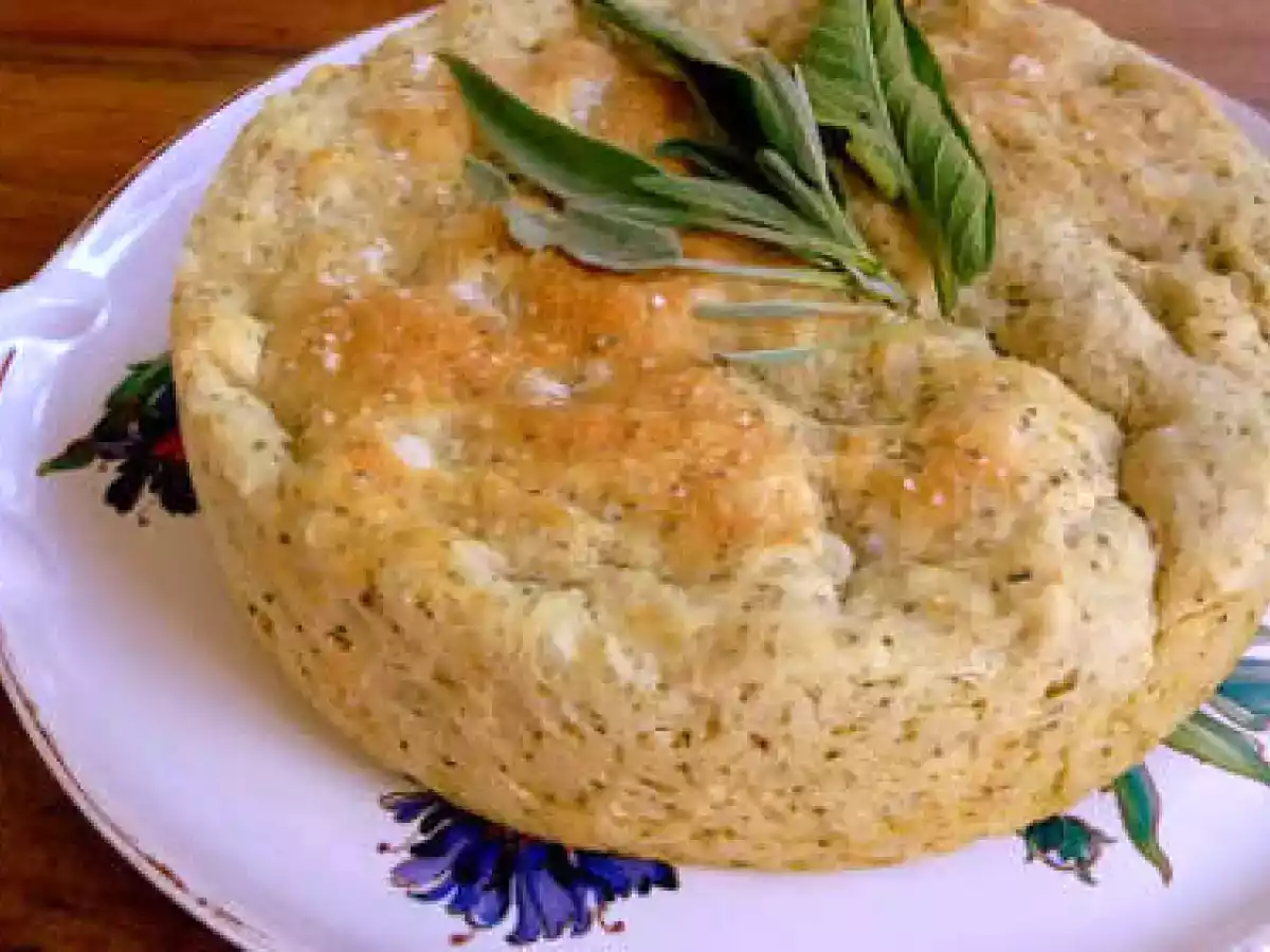 Focaccia alla salvia, la ricetta della nonna facile da preparare