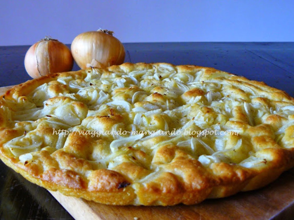 Focaccia alle cipolle, la ricetta facile e gustosa