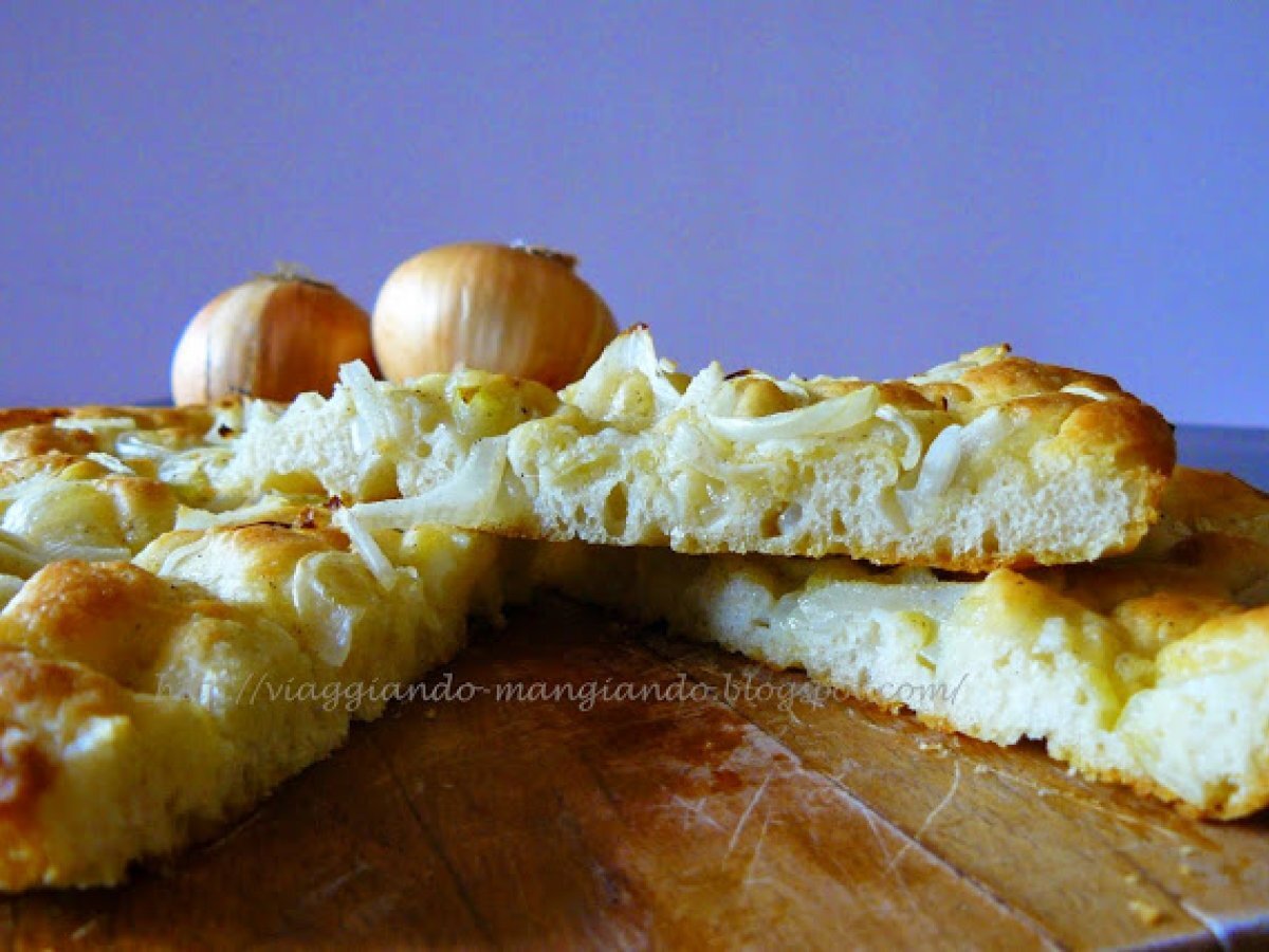 Focaccia alle cipolle, la ricetta facile e gustosa - foto 5