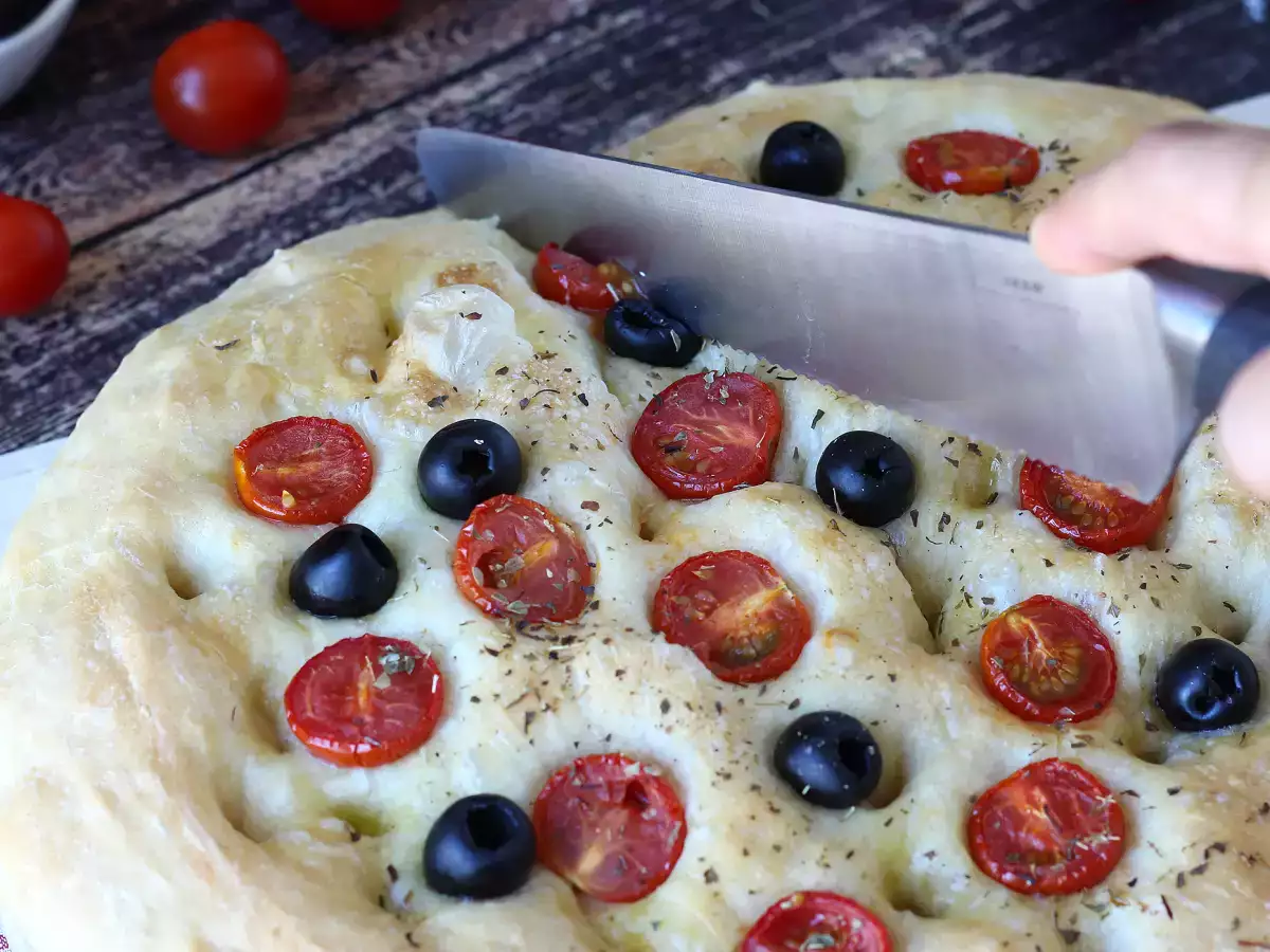 Focaccia alta e soffice con pomodorini, olive e origano - foto 2