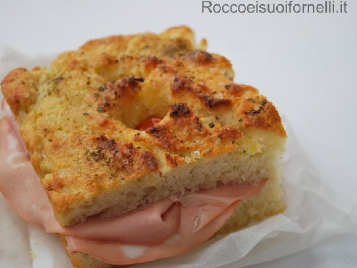 Focaccia barese con mortadella
