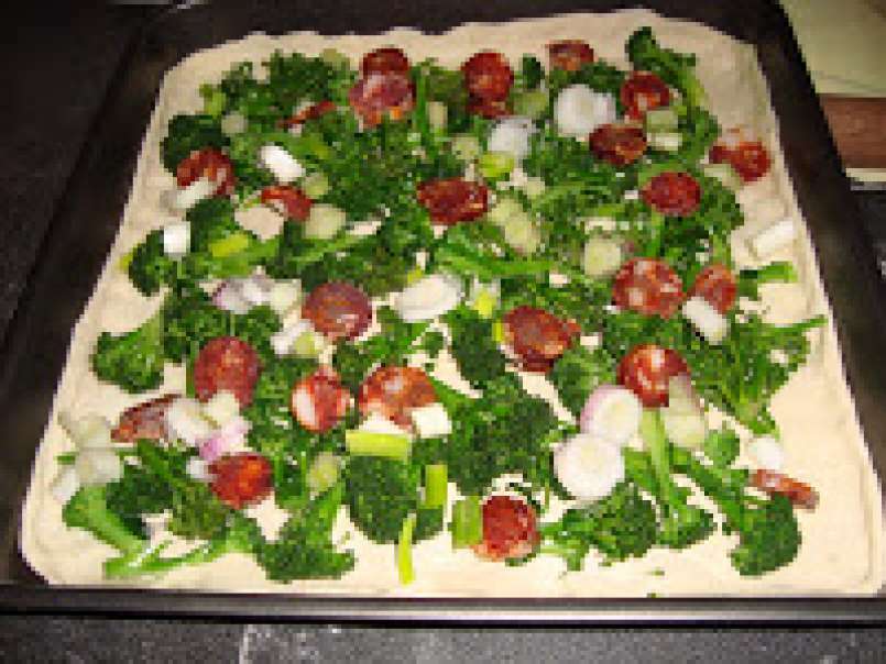 Focaccia broccoli e salame - foto 4