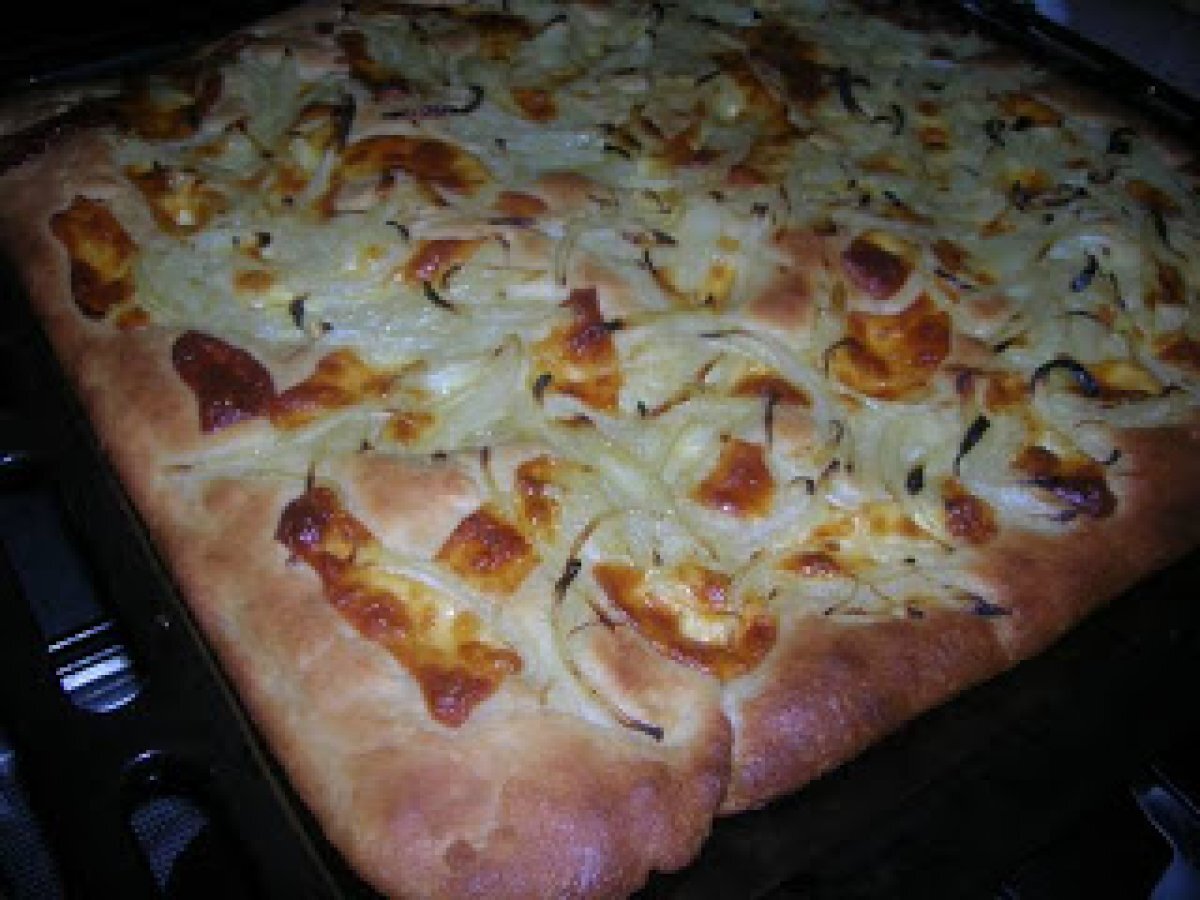 FOCACCIA CON CIPOLLA E CACIOTTA - pizza bread with onion and caciotta, foto 2