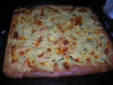 FOCACCIA CON CIPOLLA E CACIOTTA - pizza bread with onion and caciotta