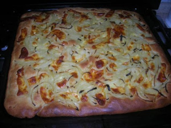 FOCACCIA CON CIPOLLA E CACIOTTA - pizza bread with onion and caciotta