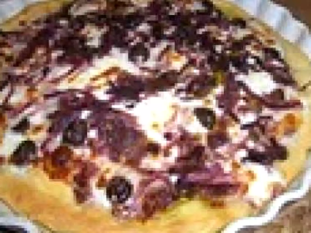 FOCACCIA CON CIPOLLE DI TROPEA STRACCHINO E OLIVE TAGGIASCHE