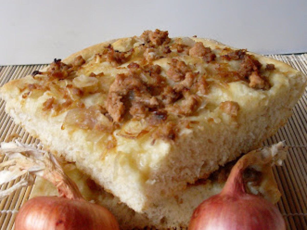 Focaccia con cipolle e tonno