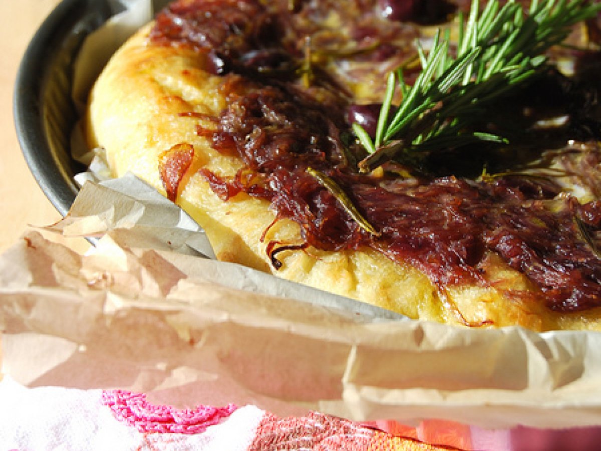 Focaccia con cipolle rosse di tropea, olive nere e acciughe