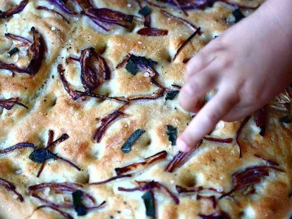 Focaccia Con Cipolle Rosse E Salvia Ricetta Petitchef