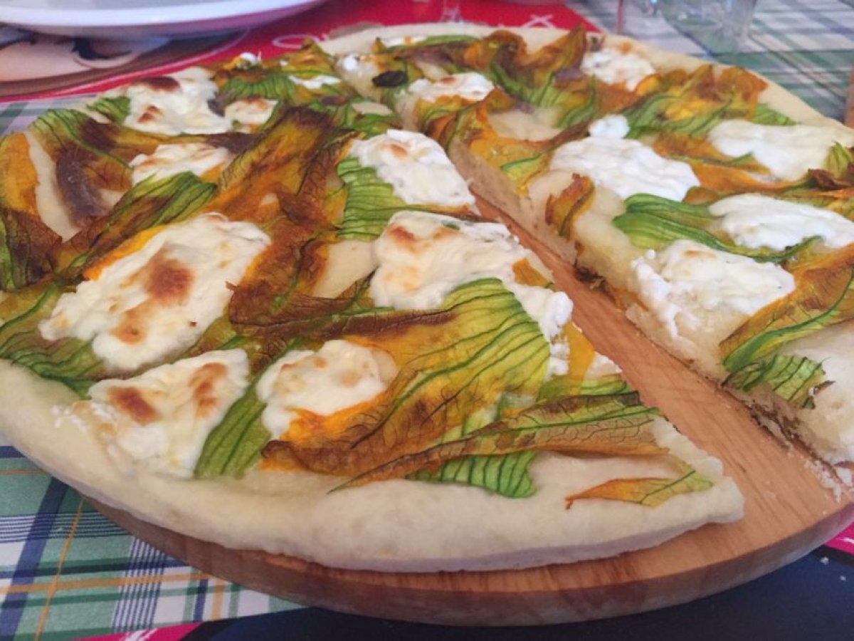 Focaccia con fiori di zucca, stracchino ed acciughe