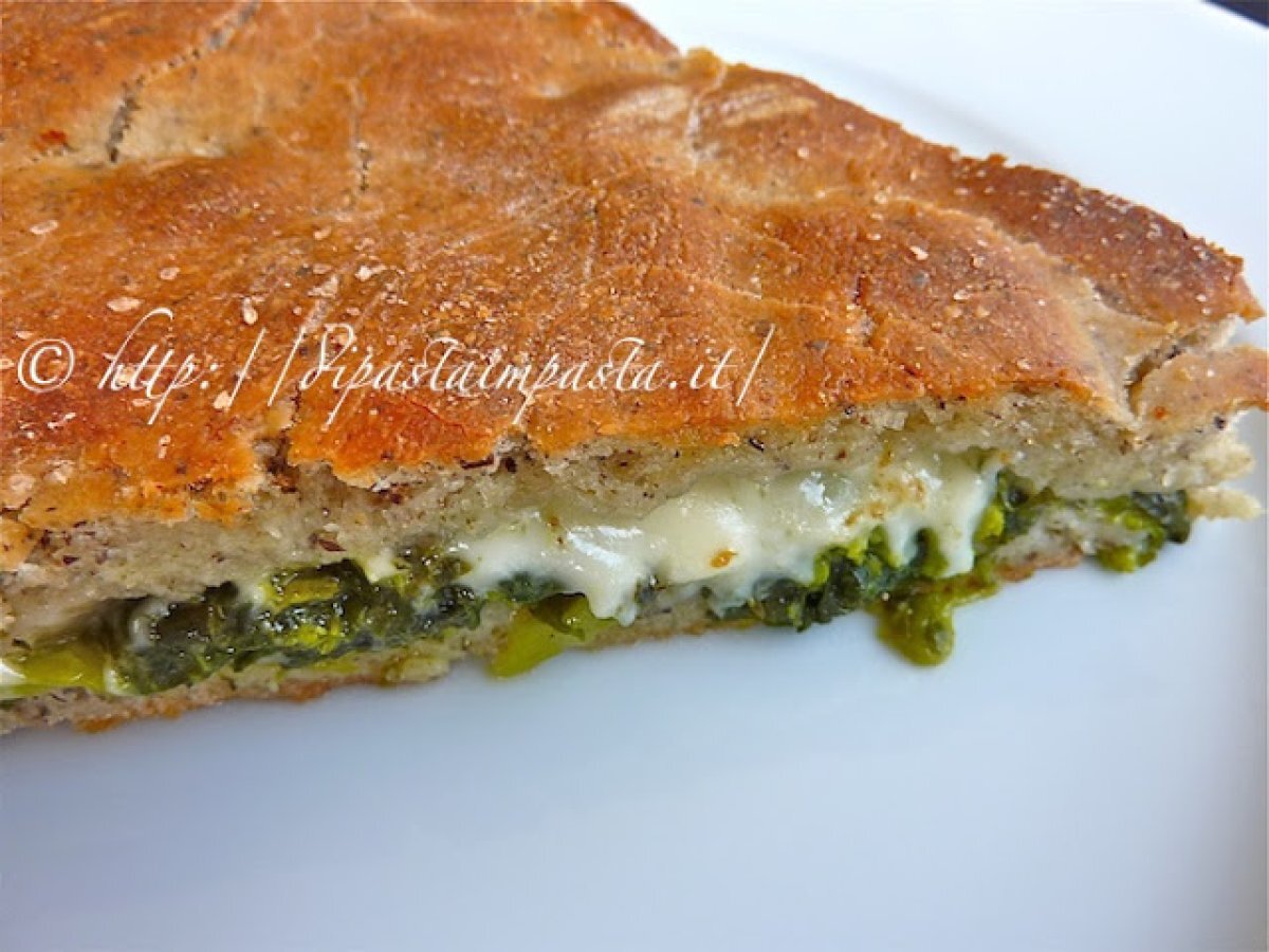 Focaccia con grano saraceno ripiena di broccoletti