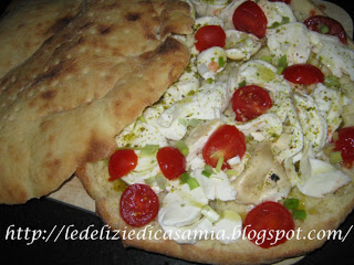 Focaccia con mozzarella di bufala affumicata e pistacchio